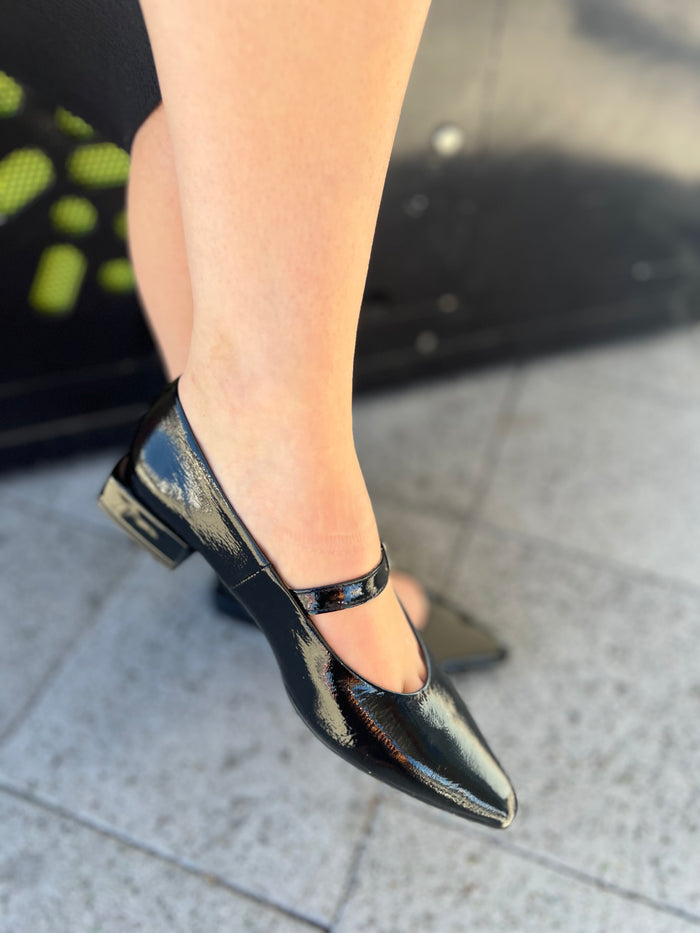 Neo patent flat with front strap