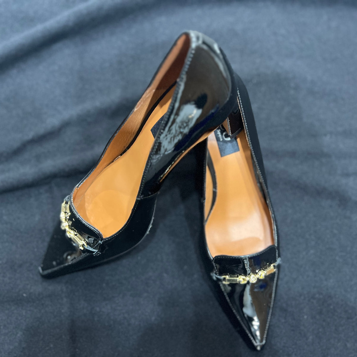 Neo Black Patent Heel with gold bar 24549-458B
