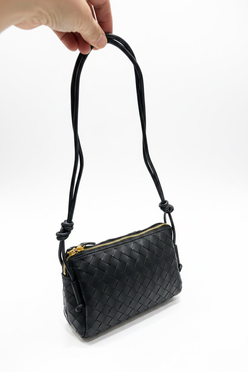 L’ora D'oro Bag Triangular Crossbody Black Leather Petra