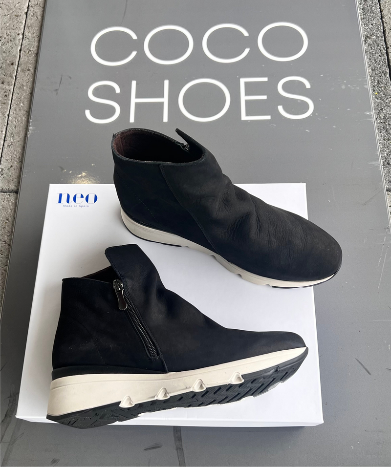 Neo Nubuck black ankle boot with white sole 20962NE