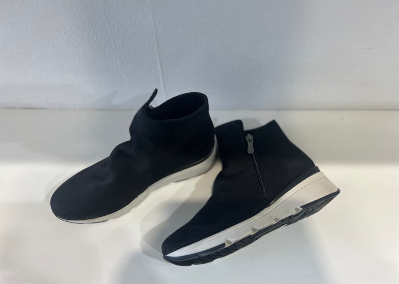 Neo Nubuck black ankle boot with white sole 20962NE