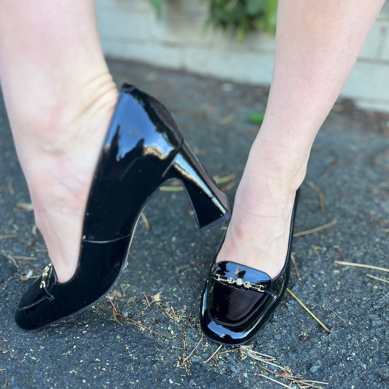 Neo black round toe patent heel