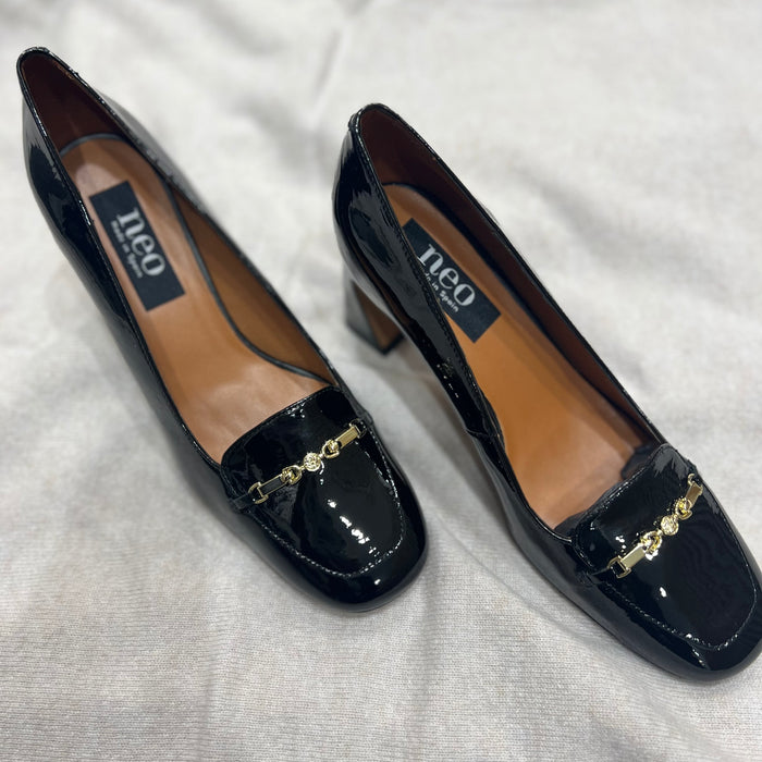Neo black round toe patent heel