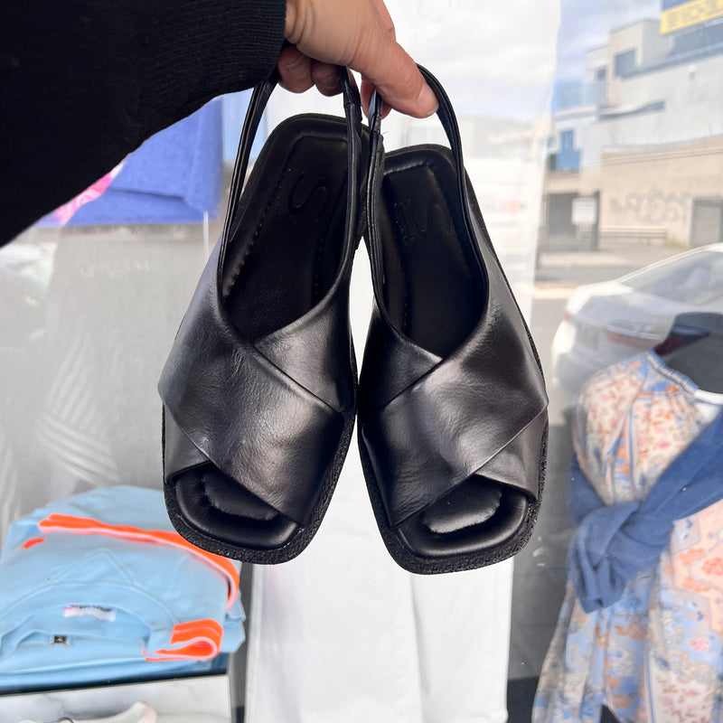 Sempre Di Sandal Black Cross Over