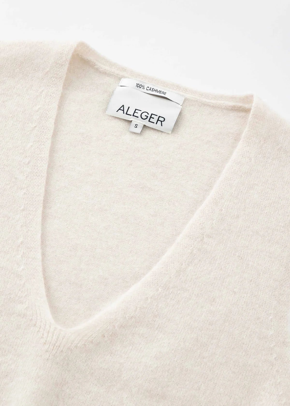 Aleger Vest Cashmere Low V Pearl Shell N2180