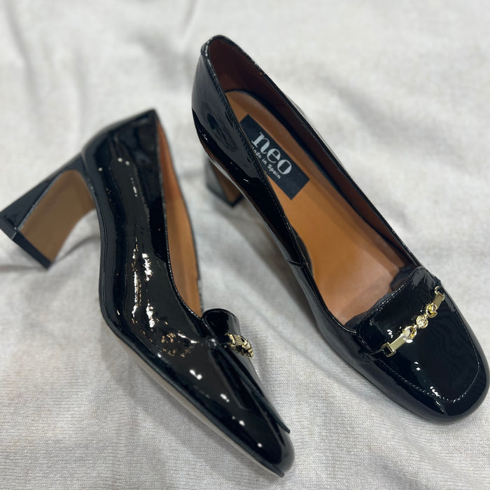 Neo black round toe patent heel