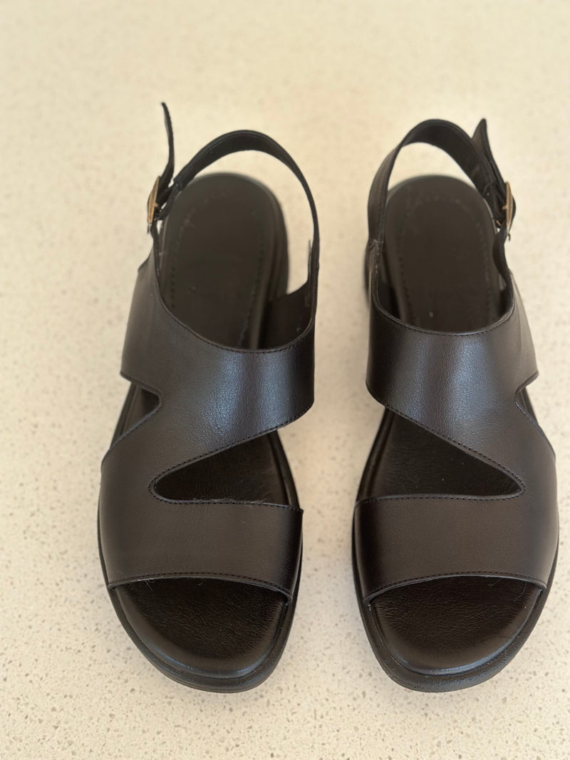 Sempre Di black sandal 24y11669