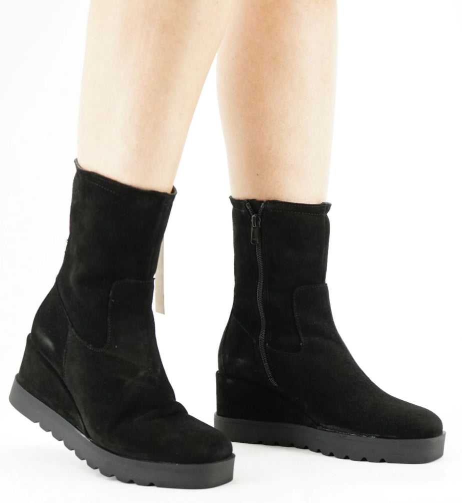 Viguera Wedge Ankle Boot Black Suede 8336