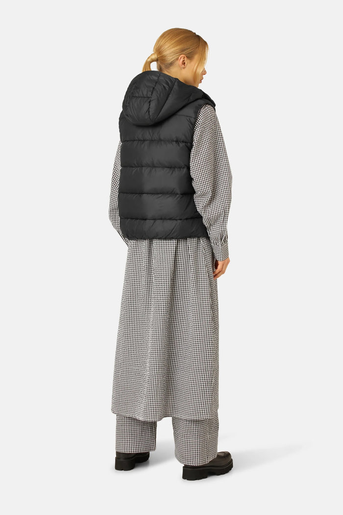 Ilse Jacobsen Down Vest Black Walk06